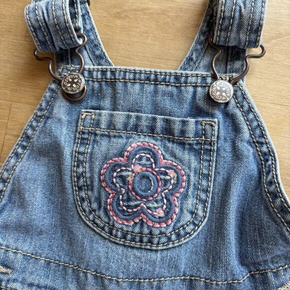 OshKosh B'gosh Overalls Vestbak Sz 9 M Girls Bib Floral Flower Blue Embroidered - Picture 6 of 9